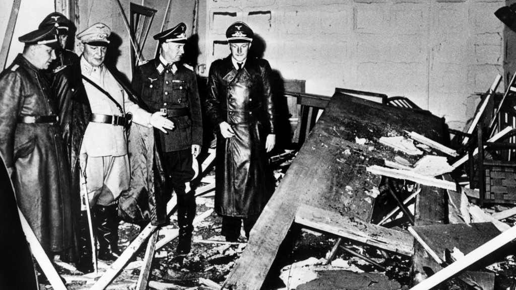 Martin Bormann und Hermann Göring im zerstörten 