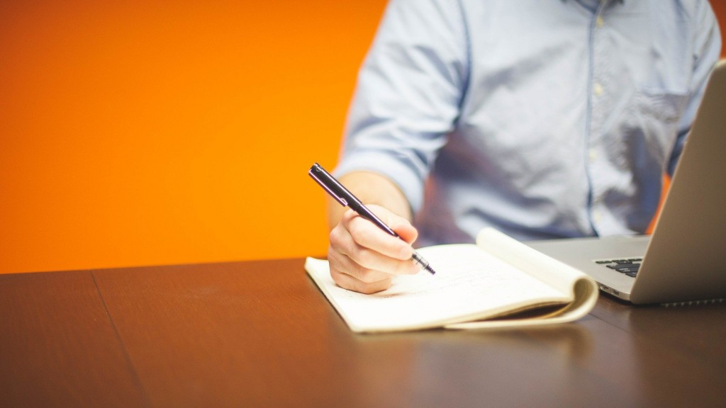 Ein Mann sitzt am Laptop und macht sich Notizen. (Foto: Pixabay/StatuoStockPhoto)