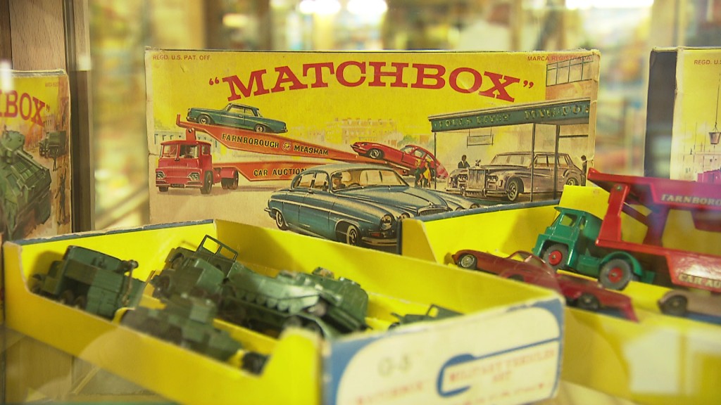 Foto: Matchbox-Autos stehen in ihren Kisten.