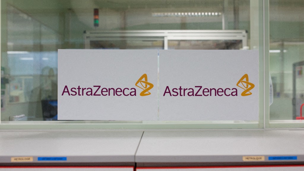 Das Logo von AstraZeneca. (Foto: dpa/Lafargue Raphael/ABACA)
