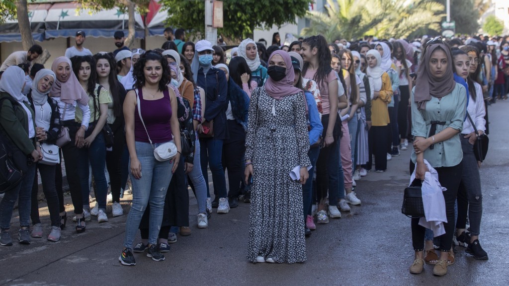 Syrien, 26. Mai 2021: Studentinnen vor einem Wahllokal (Foto: picture alliance/dpa/AP | Hassan Ammar)