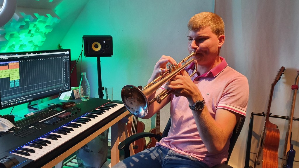 Der Jazztrompeter Niklas Müller in seinem privaten Studio (Foto: Lena Schmidtke)