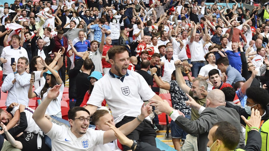 England-Fans jubeln nach dem 2:0-Sieg auf der Tribüne. (Foto: picture alliance/dpa/Pool AFP | Justin Tallis)