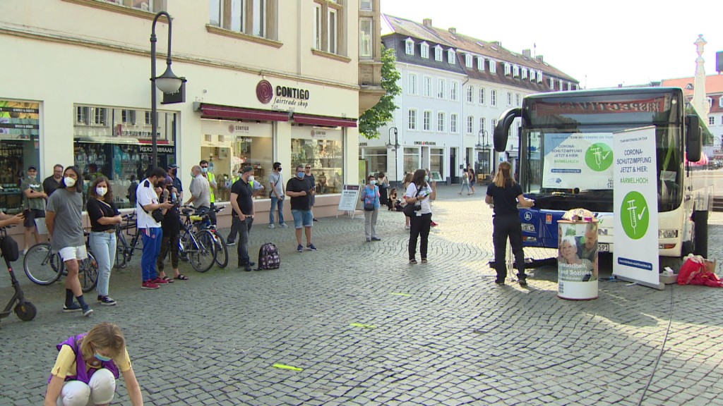 Mobiler Impfbus am St. Johanner Markt (Foto: SR)