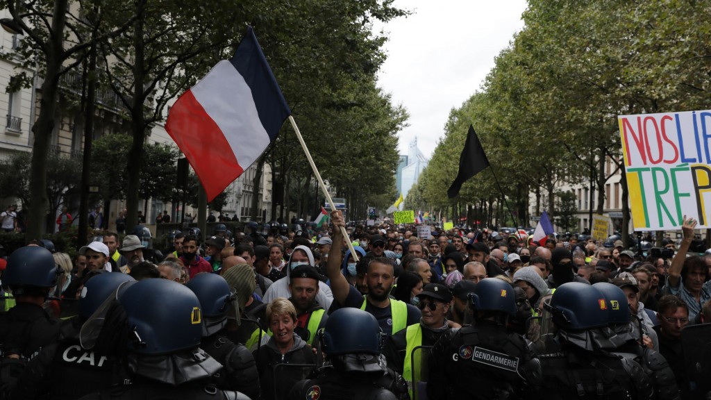 Paris, 7. August 2021: Massenprotest gegen die Coirona-Politik der französischen Regierung (Foto: picture alliance/dpa/AP | Adrienne Surprenant)