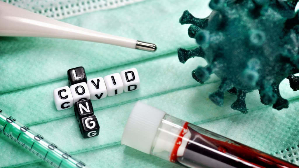 Buchstabenwürfel bilden den Schriftzug Long Covid neben Blutprobe und Coronavirus-Modell (Foto: picture alliance / CHROMORANGE | Christian Ohde)
