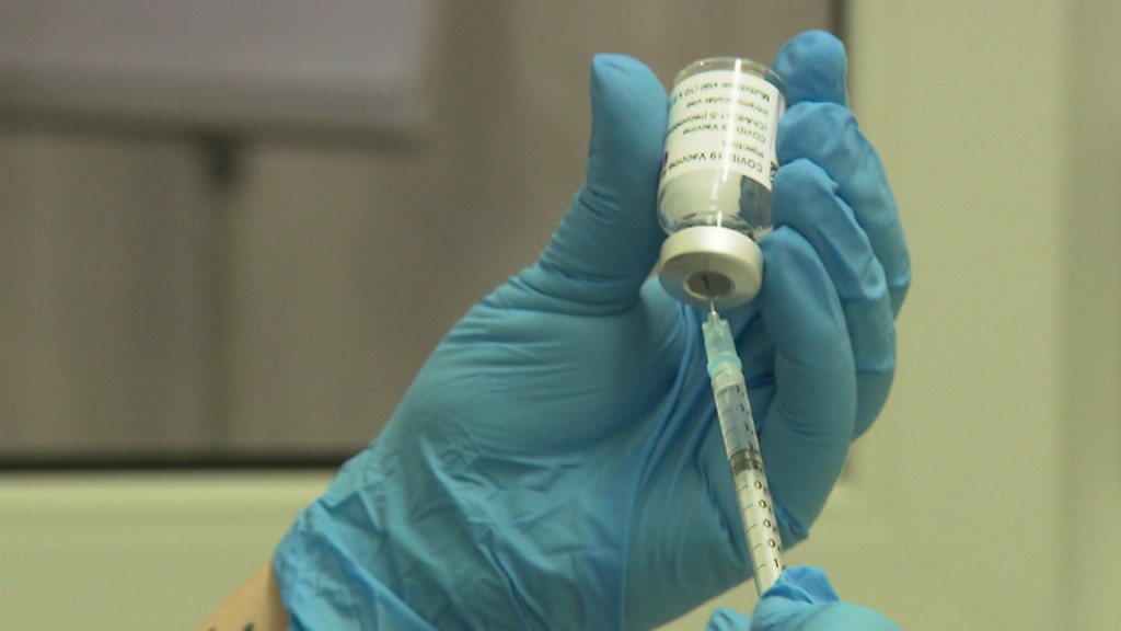 Foto: Spritze wird mit Impfdosis aufgeladen