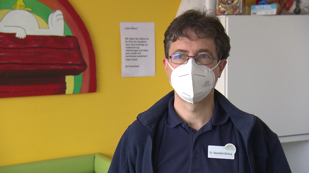 Foto: Kinderarzt mit FFP-2 Maske
