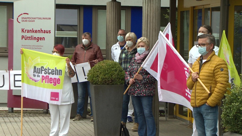 Schon im April 2021 demonstrierte das Pflegepersonal Protestaktion am Krankenhaus in Püttlingen (Archivfoto: SR Fernsehen)