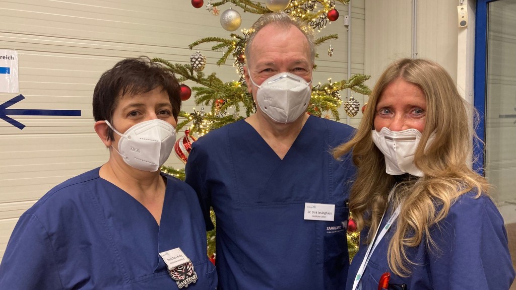 Dr. Dirk Jesinghaus vom Impfzentrum Neunkirchen mit zwei Kolleginnen (Foto: SR / Lisa Krauser)