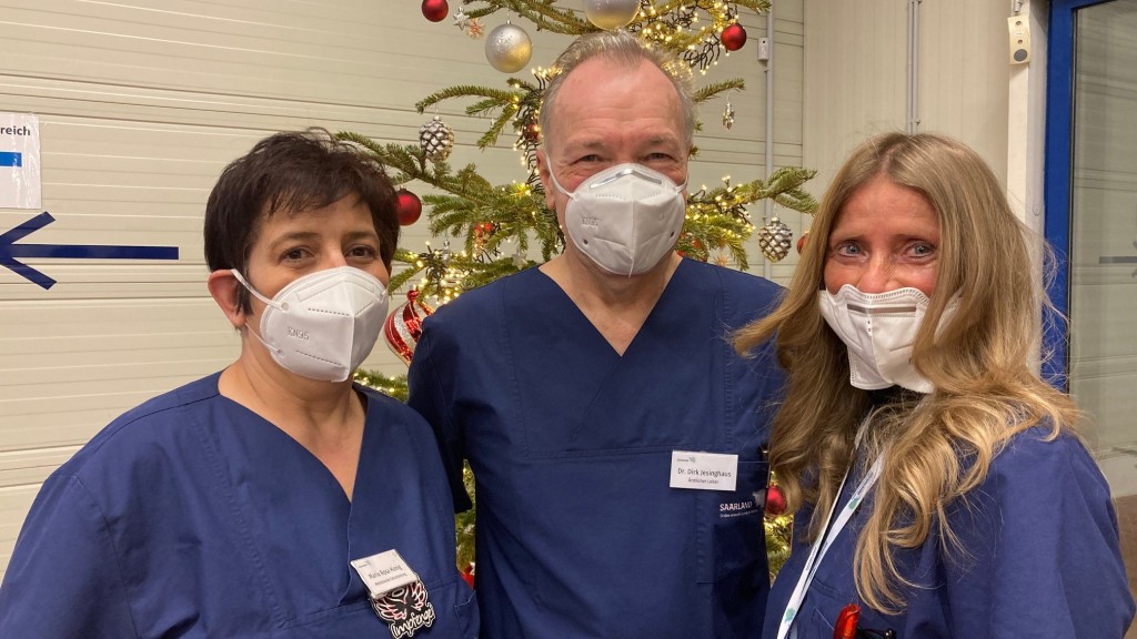 Dr. Dirk Jesinghaus vom Impfzentrum Neunkirchen mit zwei Kolleginnen (Foto: SR / Lisa Krauser)
