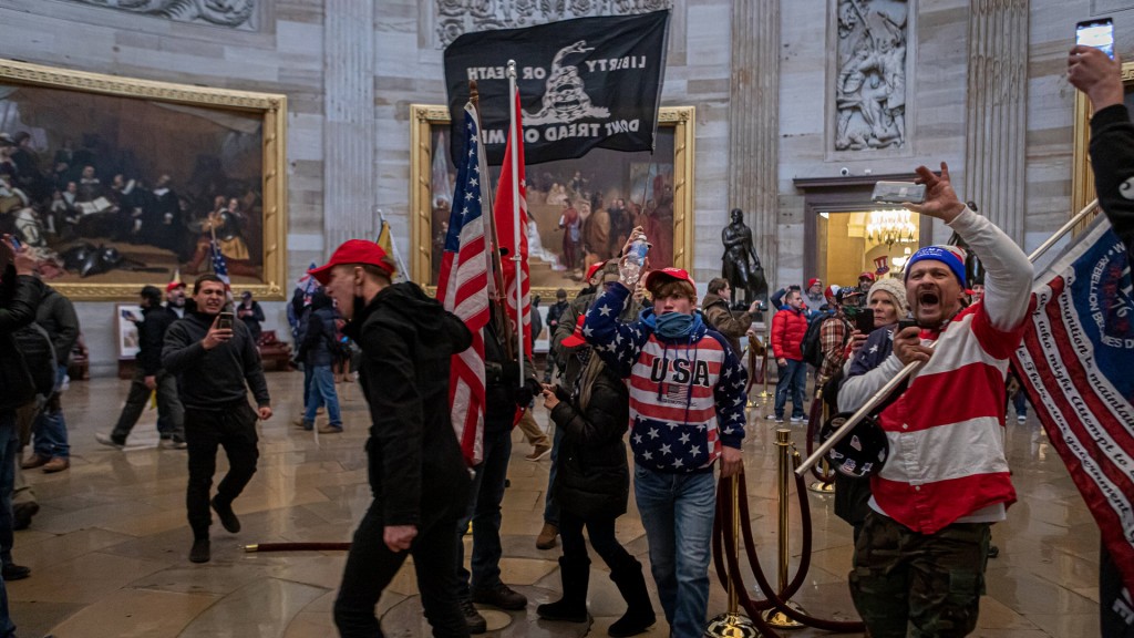Trump-Anhänger stürmen das Capitol (Foto: IMAGO / Pacific Press Agency)