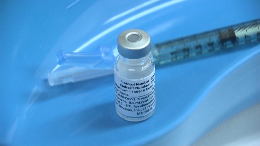 Ein Flacon mit einem Impfserum vor ein Spritze in einer blauen Schale. (Foto: SR)