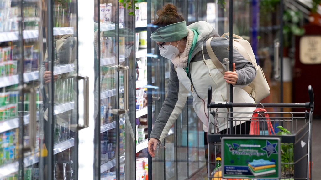 Frau mit FFP2-Maske im Supermarkt (Foto: picture alliance/dpa | Sven Hoppe)