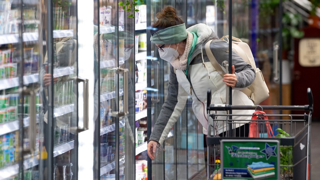 Eine Frau trägt eine FFP2-Maske beim Einkaufen (Foto: picture alliance/dpa | Sven Hoppe)
