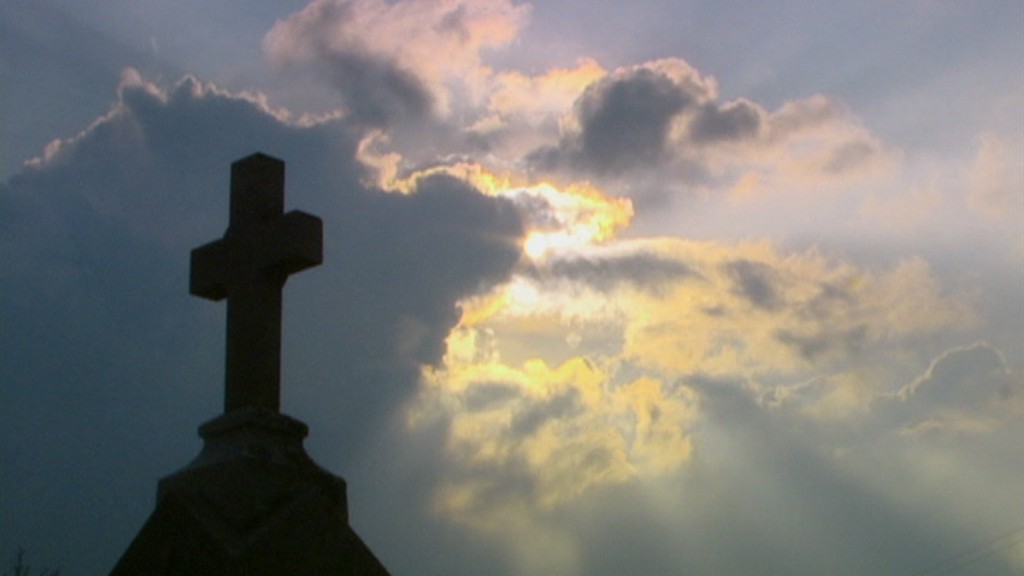 Symbolbild: ein steinernes Kreuz am Wegesrand (Archivfoto: SR Fernsehen)