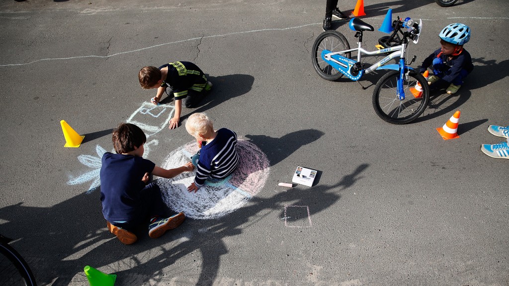Foto: Kinder spielen auf der Straße (Foto: picture alliance/dpa/Carsten Koall)