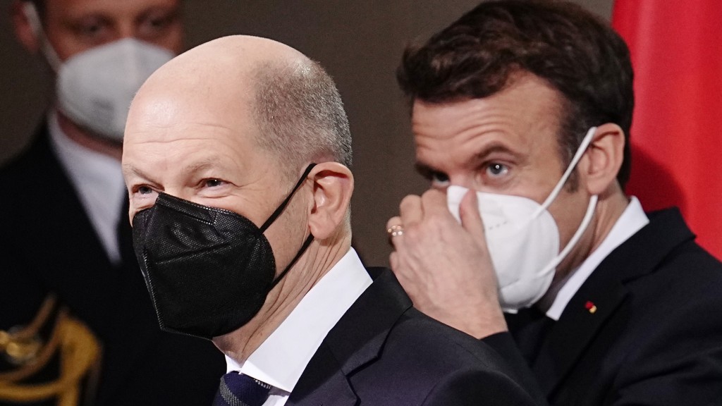 25. Januar 2022: Bundeskanzler Olaf Scholz (SPD, l) und Frankreichs Staatspräsident Emmanuel Macron verlassen eine gemeinsame Pressekonferenz vor ihren Gesprächen in Berlin (Foto: picture alliance/dpa/dpa-Pool | Kay Nietfeld)