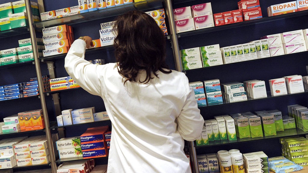 Apothekerin nimmt Medikamente aus dem Regal (Foto: dpa/picture alliance/Caroline Seidel)