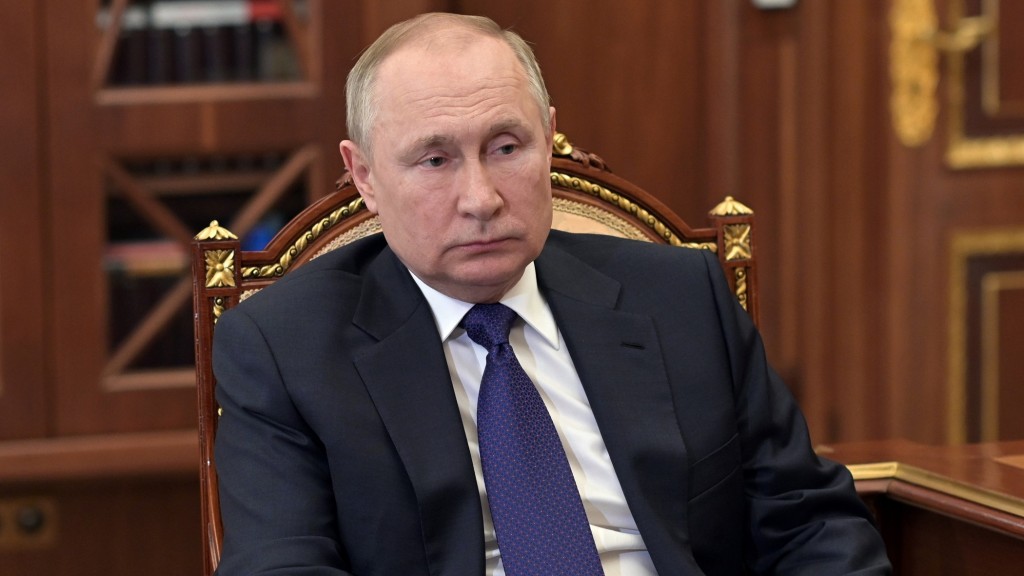 Das von der staatlichen russischen Nachrichtenagentur Sputnik veröffentlichte und von AP zur Verfügung gestellte Bild zeigt Wladimir Putin, Präsident von Russland, wie er dem Gouverneur von St. Petersburg, Beglow, während ihres Treffens im Kreml zuhö