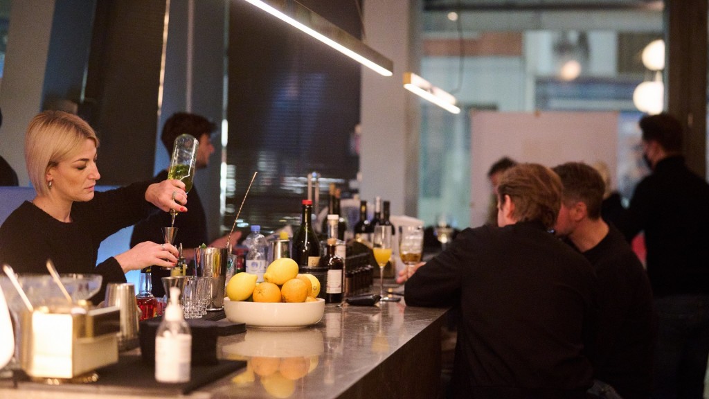 Foto: Eine Mitarbeiterin mixt in einer Bar Getränke. (picture alliance/dpa | Annette Riedl)