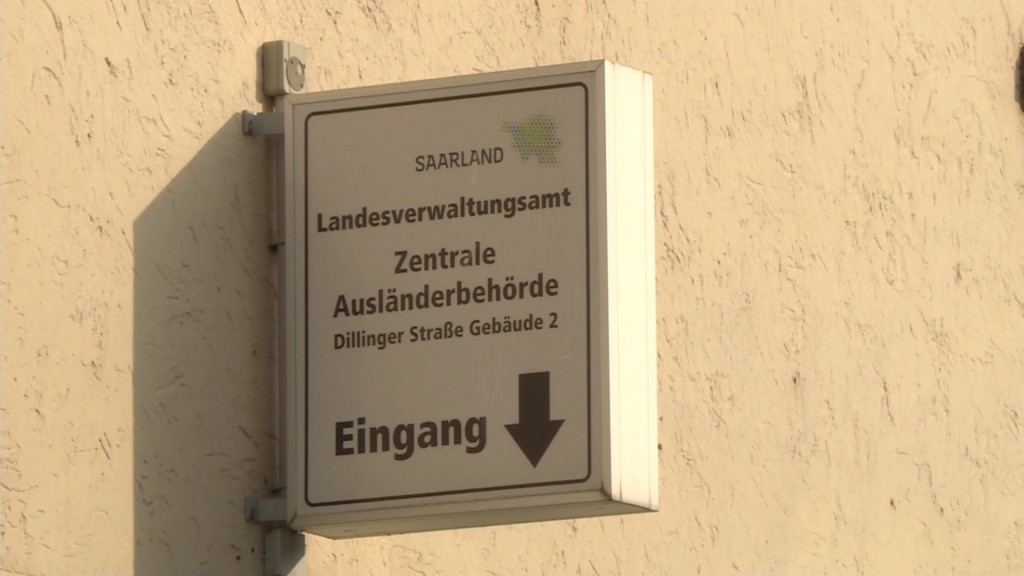 Foto: Schild über dem Eingang zur Ausländerbehörde in Lebach (Foto: SR)