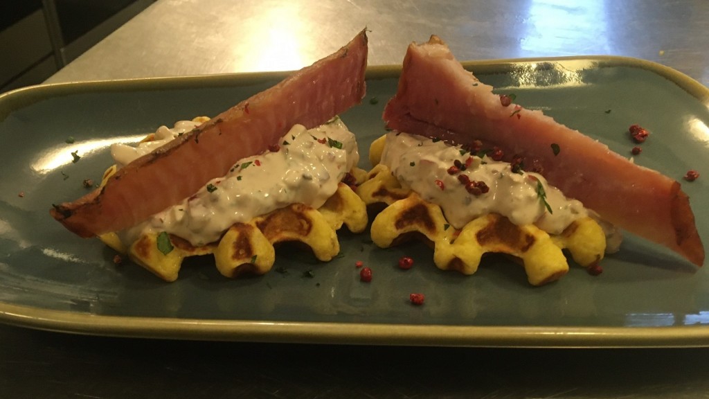 Geräucherter Wels auf Kartoffelwaffel mit Schmandcréme