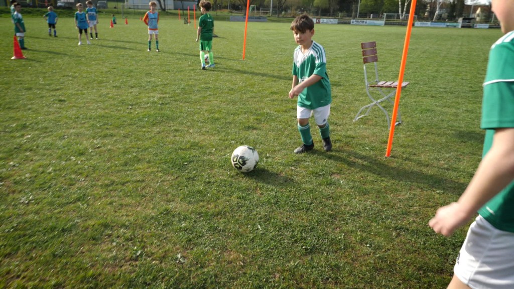Foto: Kleines Kind beim Fußball spielen