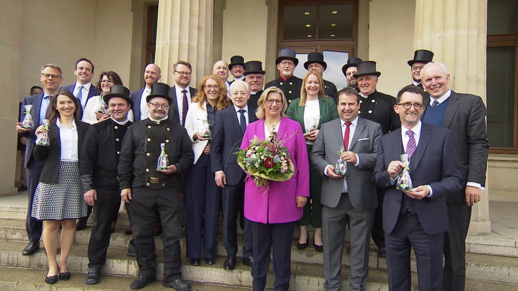 Anke Rehlinger mit ihrem Kabinett vor dem Landtag