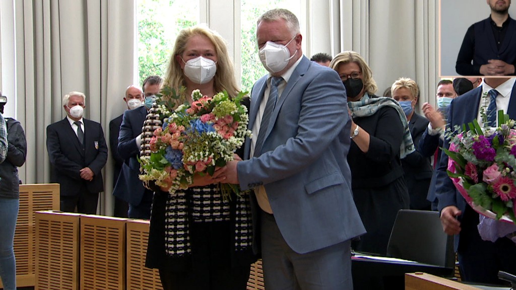 Foto: Ulrich Commercon gratuliert Heike Becker zur Wahl als Landtagspräsidentin