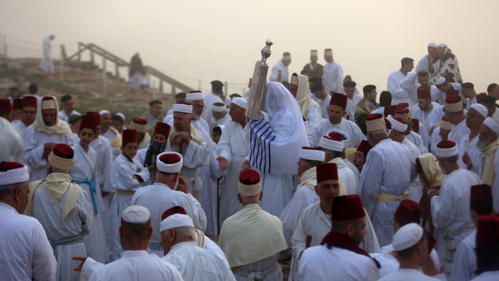 Mitglieder der samaritanischen Gemeinschaft beten bei Sonnenaufgang im Rahmen des Schawuoth-Feiertags auf dem Berg Gerizim