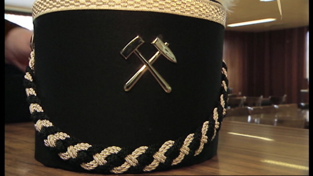 Foto: traditioneller Hut mit Bergbau-Symbol