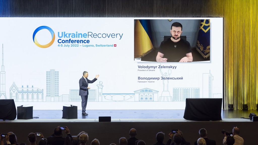 Ignazio Cassis, Bundespräsident der Schweiz und Wolodymyr Selenskyj, Präsident der Ukraine, während der Ukraine Recovery Conference