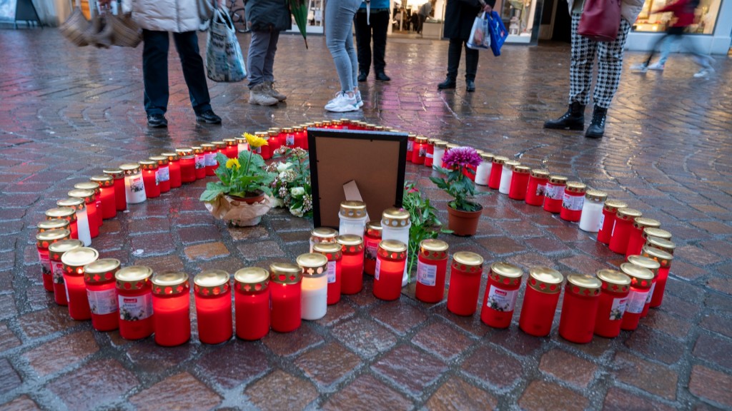 Foto: Ein Herz aus Kerzen steht an der Stelle, an der im Dezember 2020 ein Amokfahrer in Trier Menschen überfahren hat