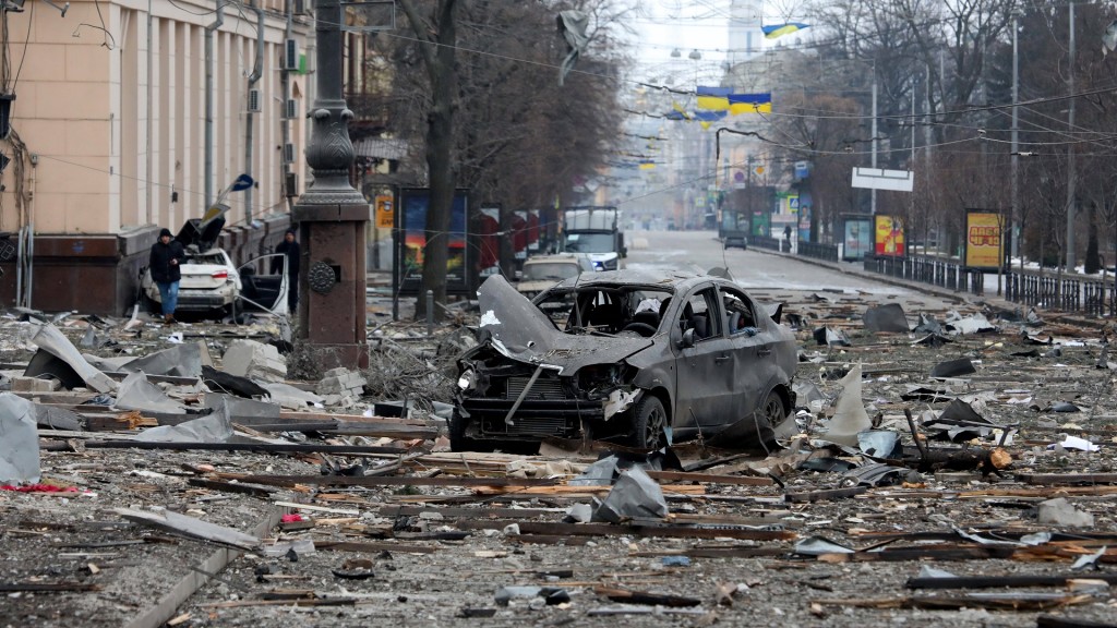 Das Auto soll bei einem Raketenangriff auf die ukrainische Stadt Charkiv am 1.3.2022 getroffen worden sein