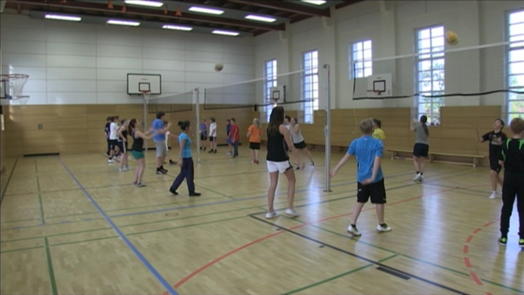 Schüler trainieren in einer Sporthalle