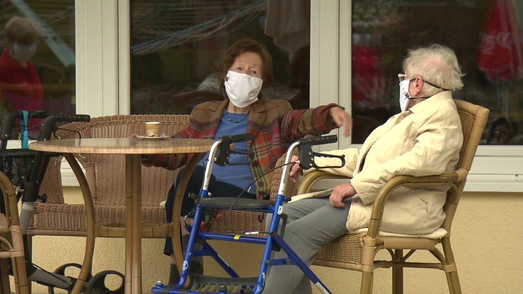 Foto: Zwei Bewohnerinnen eines Pflegeheims mit Maske