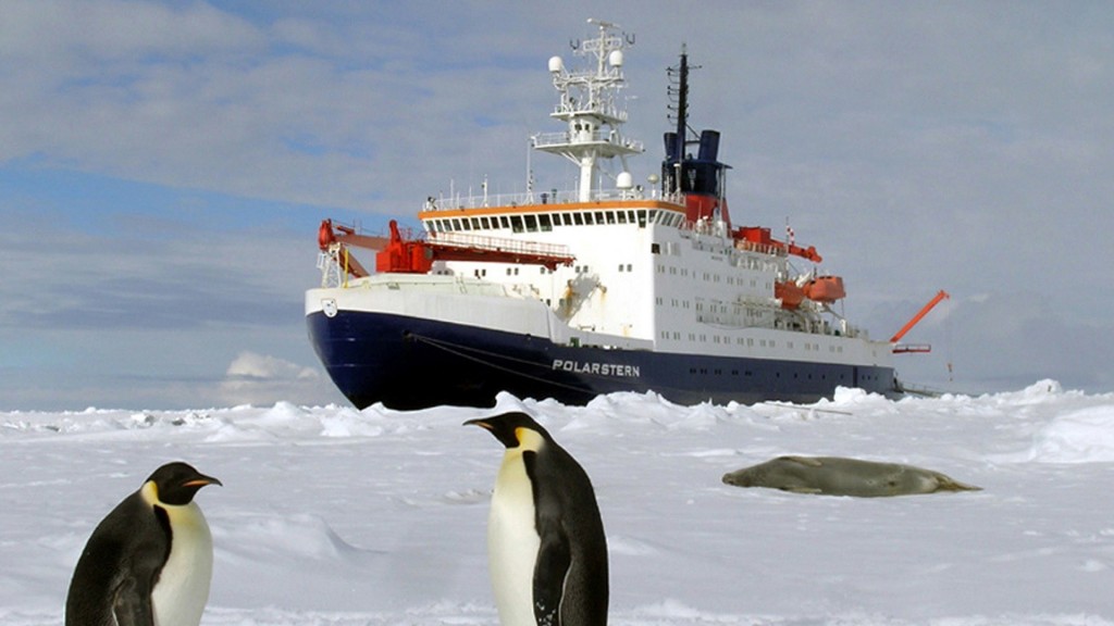 Das deutsche Forschungsschiff «Polarstern» des Alfred-Wegener-Instituts liegt im Eis der Antarktis und im Vordergrund stehen zwei Pinguine.