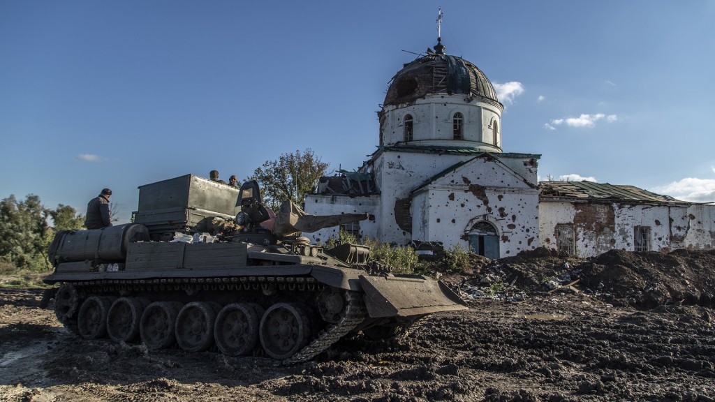 Ein verlassener russischer Panzer neben einer Kirche in dem zurückeroberten Gebiet in der Nähe von Isjum. 