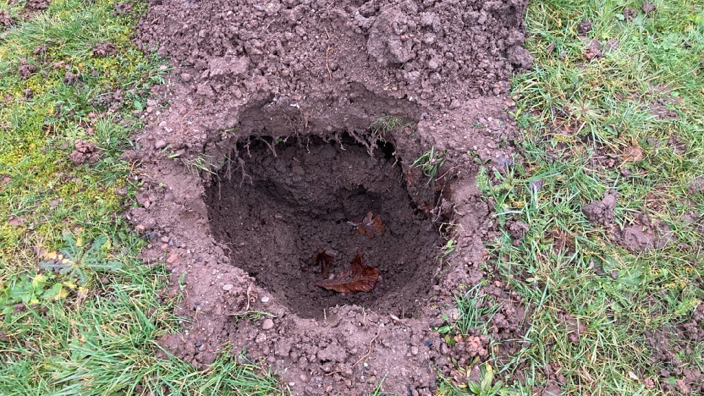 Das Loch aus dem eine Urne vom Friedhof in Walpershofen geklaut wurde