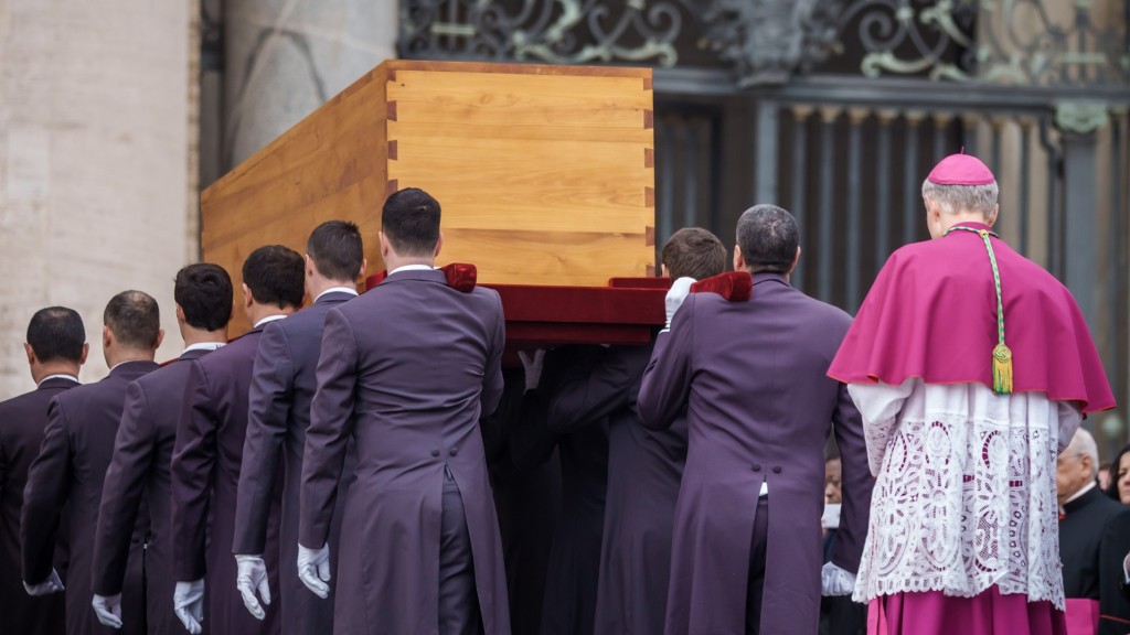 Die Sargträger tragen den Sarg des verstorbenen emeritierten Papstes Benedikt XVI