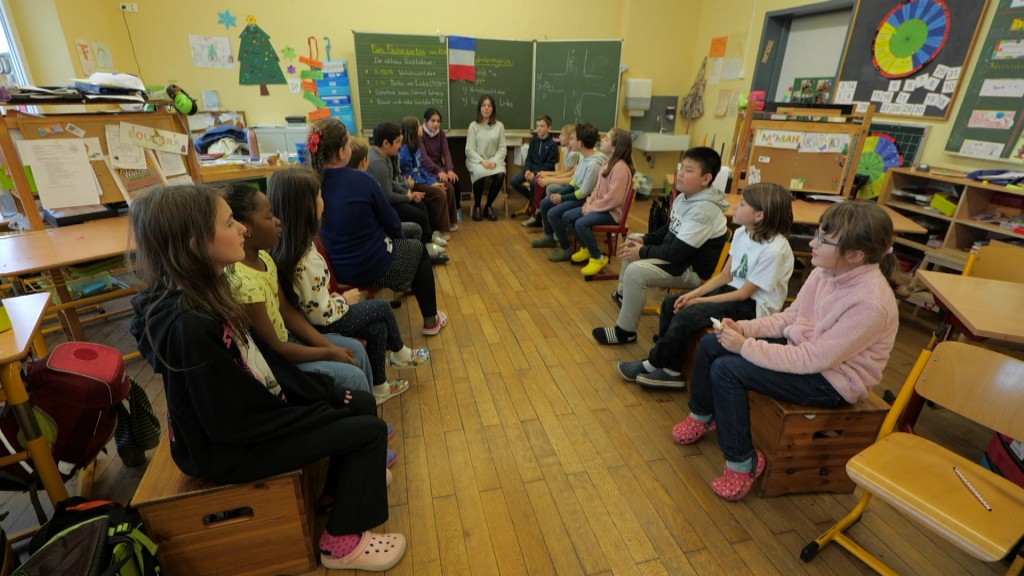 Foto: Eine Schulklasse sitzt zusammen im Kreis