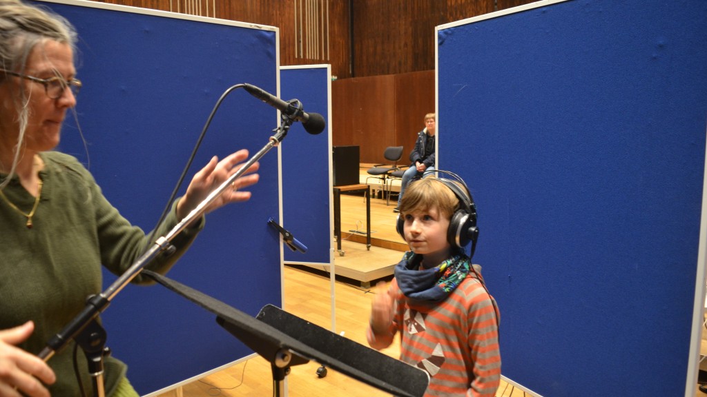 Kind während der Aufnahme des OULIPO Hörspiels im Studio