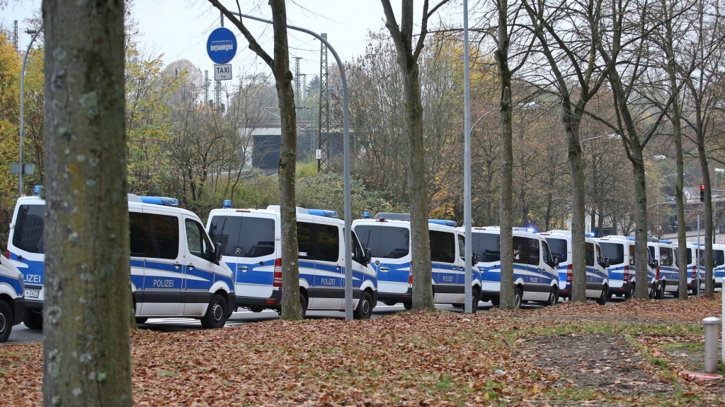 Mannschaftswagen der Polizei stehen in der Nähe des Ludwigsparkstadions in Saarbrücken