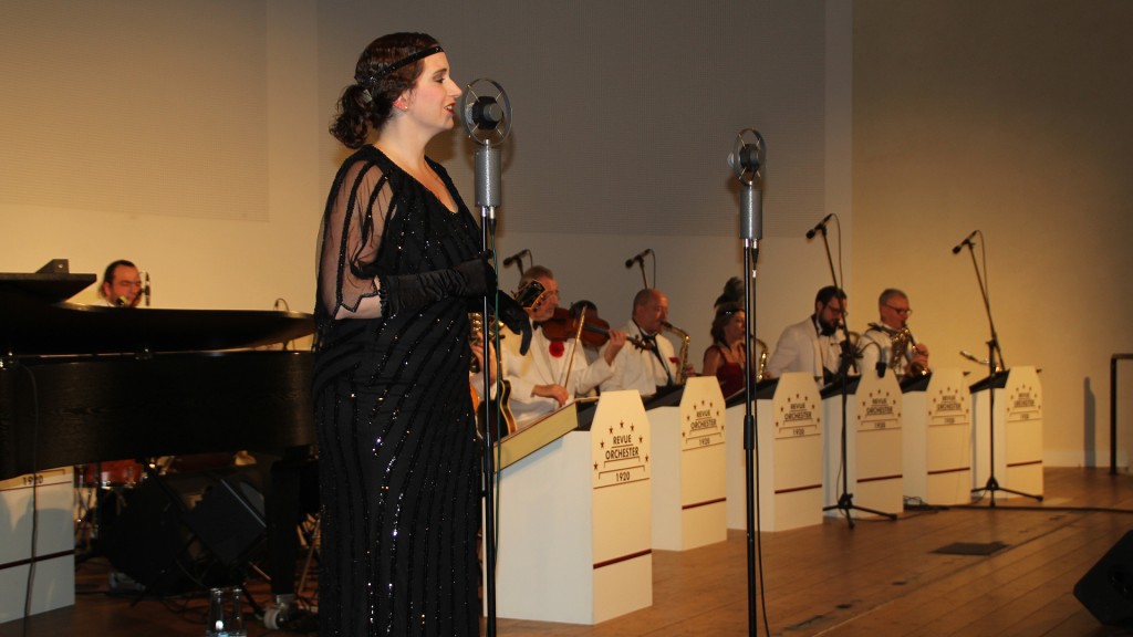 Eine Sängerin auf dem Tanzabend im Kuppelsaal des Historischen Rathauses Wemmetsweiler 
