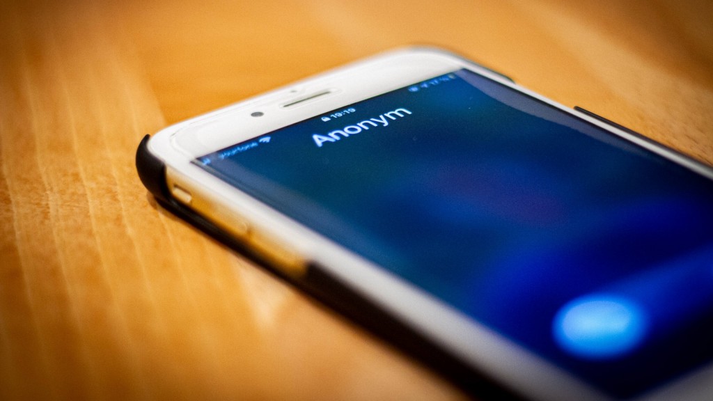 Foto: Ein Telefon liegt auf einem Tisch, auf dem Display sieht man einen anonymen Anruf