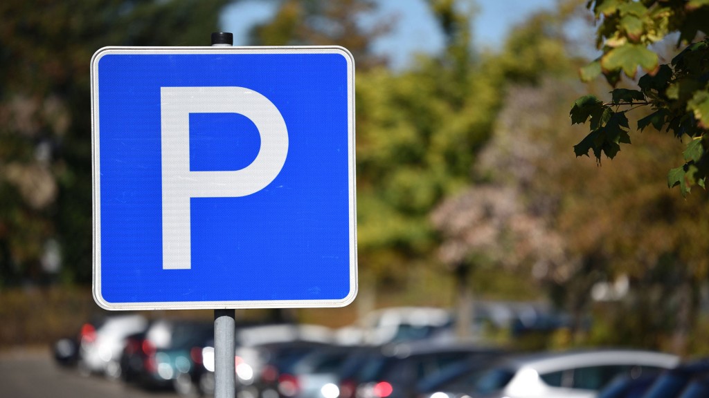 Ein Park-Schild vor geparkten Autos