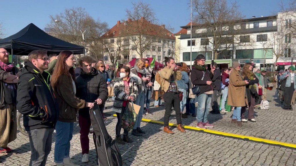 Foto: Menschen bei einer Demo vor dem Staatstheater Saarbrücken