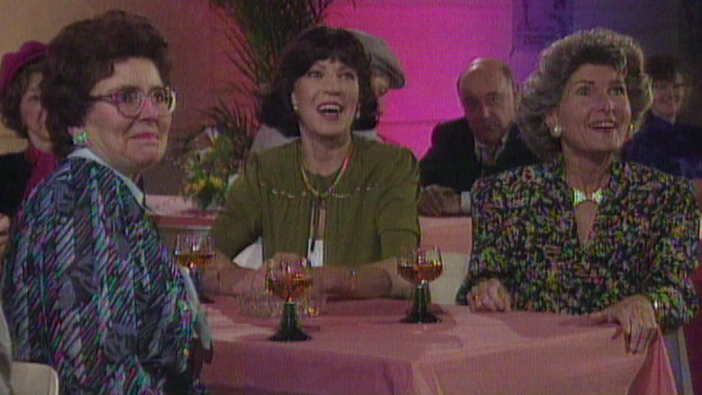 Foto: Hilde mit zwei Frauen am Tisch