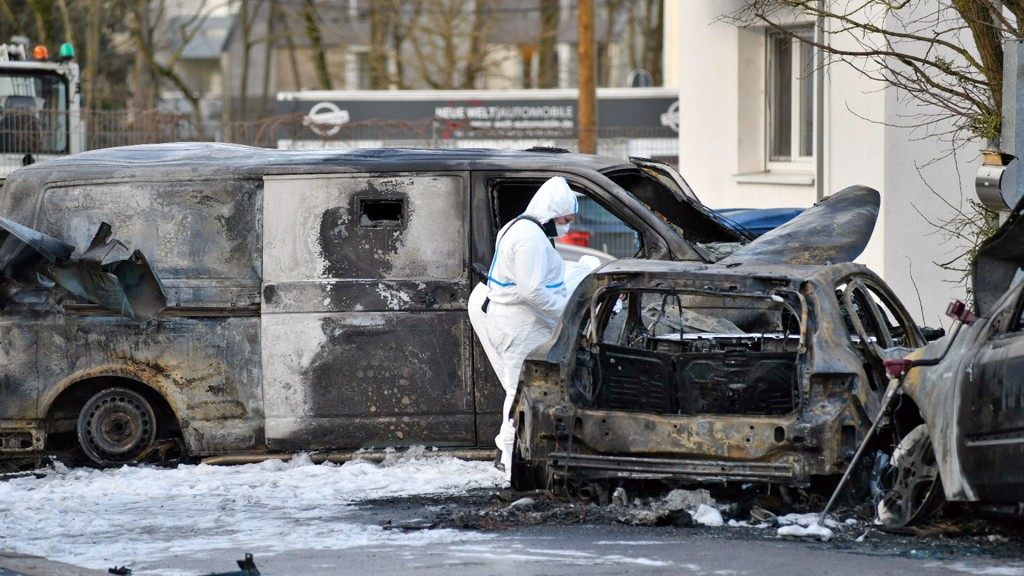 Der ausgebrannte Geldtransporter nach einem Überfall in Saarlouis